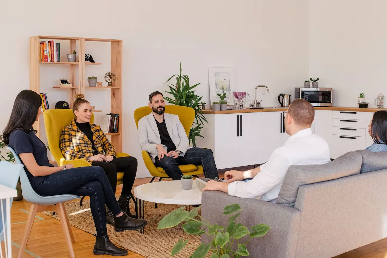 Dinámica de Check-out: 5 actividades para cerrar tus reuniones con broche de oro - Equipos y Organizaciones